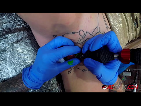 ❤️ Keçika pir tattookirî Sully Savage tattooek li ser klîtorê xwe kir. ️ Vîdyoyê qijkî li ku.heatpumpcenter.top ️❤